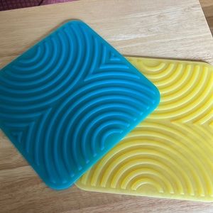 Set of 2 silicone trivets
